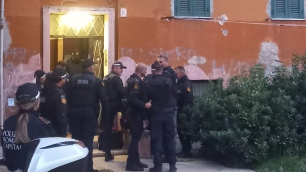 Quarticciolo, sgomberi a raffica. Le famiglie occupano il Municipio Quarticciolo, sgomberi a raffica. Le famiglie occupano il Municipio