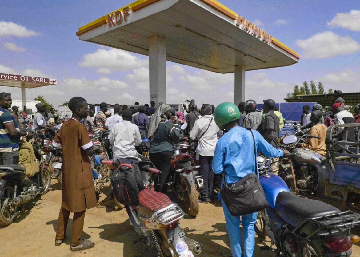Blocco jihadista sul carburante, il Mali si ferma. E la giunta militare tratta con Al Qaeda Blocco jihadista sul carburante, il Mali si ferma. E la giunta militare tratta con Al Qaeda