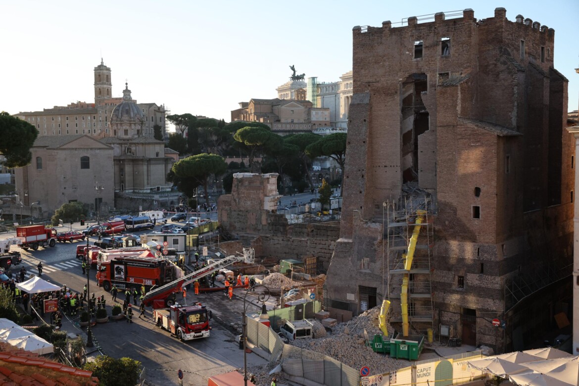 Roma, il boato e il crollo. Cede la Torre dei Conti, operaio sotto le macerie