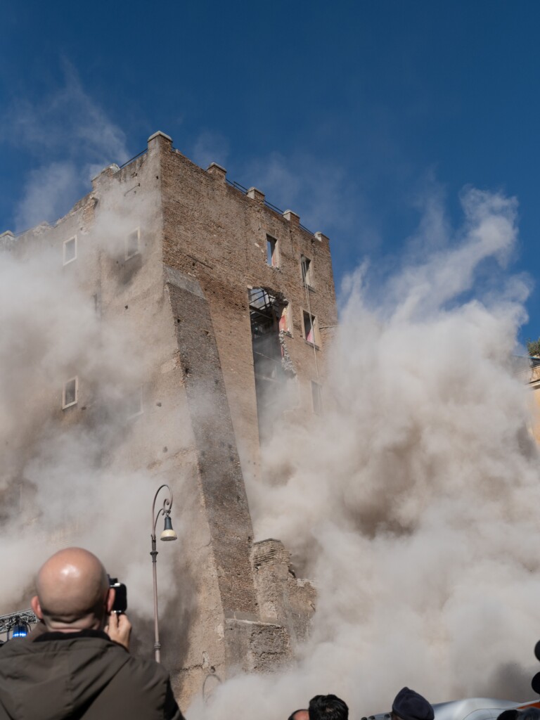 Per la sovrindentenza il sito era sicuro. Inchiesta dei pm romani sull’appalto