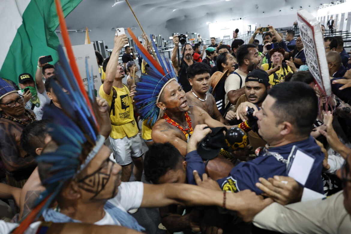 Manifestanti indigeni irrompono al vertice