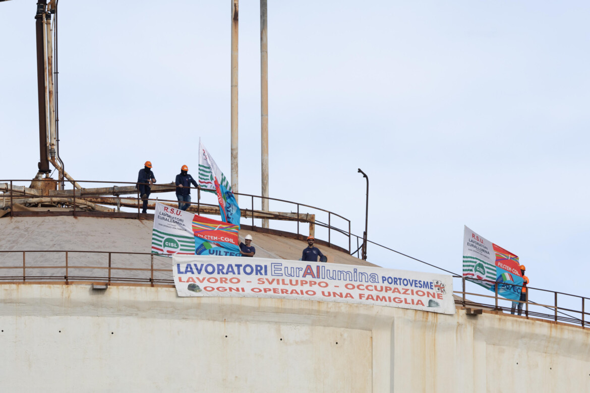 Operai su un silo per farsi vedere da Urso