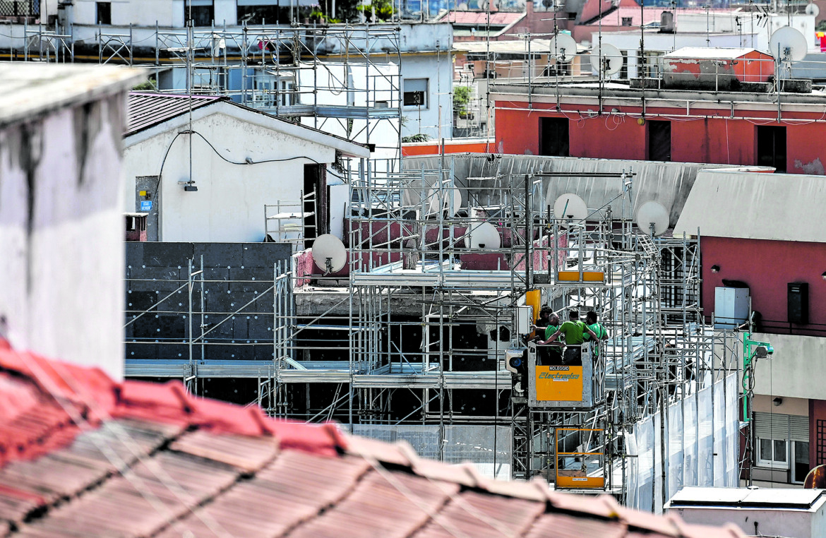 Vota e condona: in manovra c’è un regalo edilizio di Meloni Vota e condona: in manovra c’è un regalo edilizio di Meloni