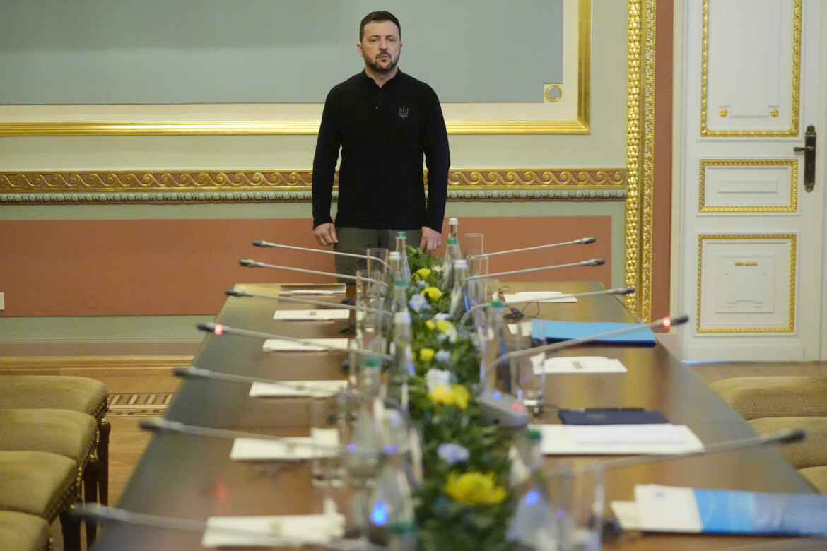 Zelensky costretto a trattare sul piano Usa che lo umilia