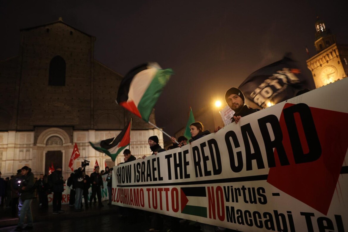 virtus maccabi a bologna cariche idranti e barricate