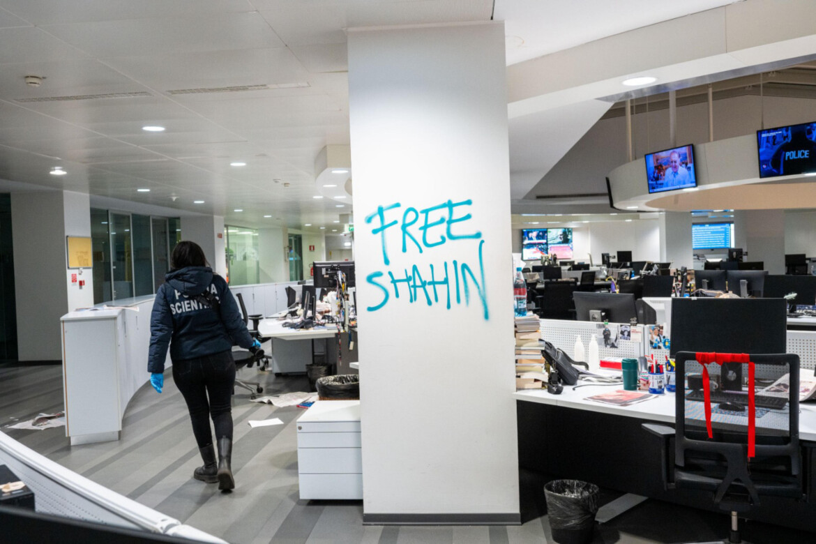 In 400 assaltano La Stampa: «La polizia non li ha fermati»