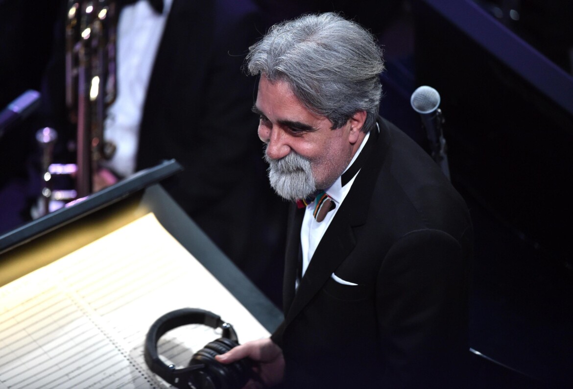 Addio a Peppe Vessicchio, papillon e bacchetta «re» a Sanremo