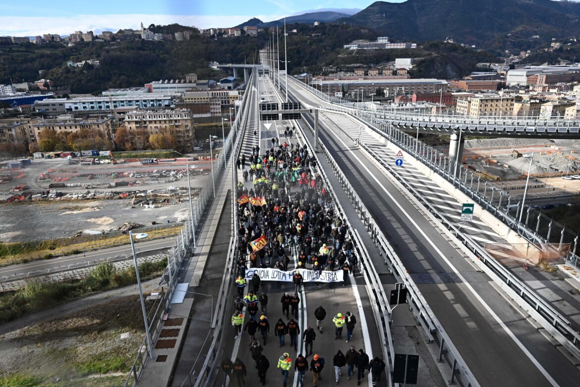 la notte degli operai ex ilva mentre taranto affonda