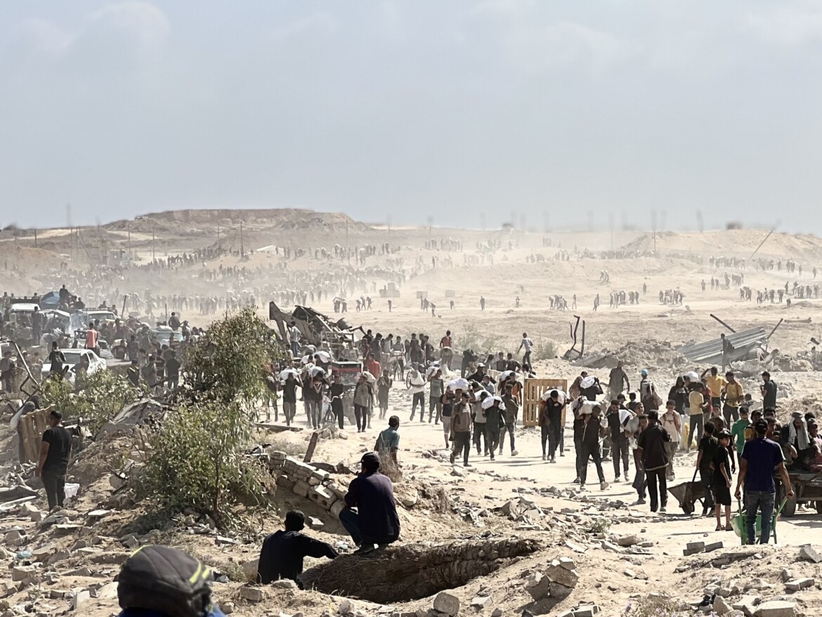A Gaza i corpi dei palestinesi spianati dai bulldozer