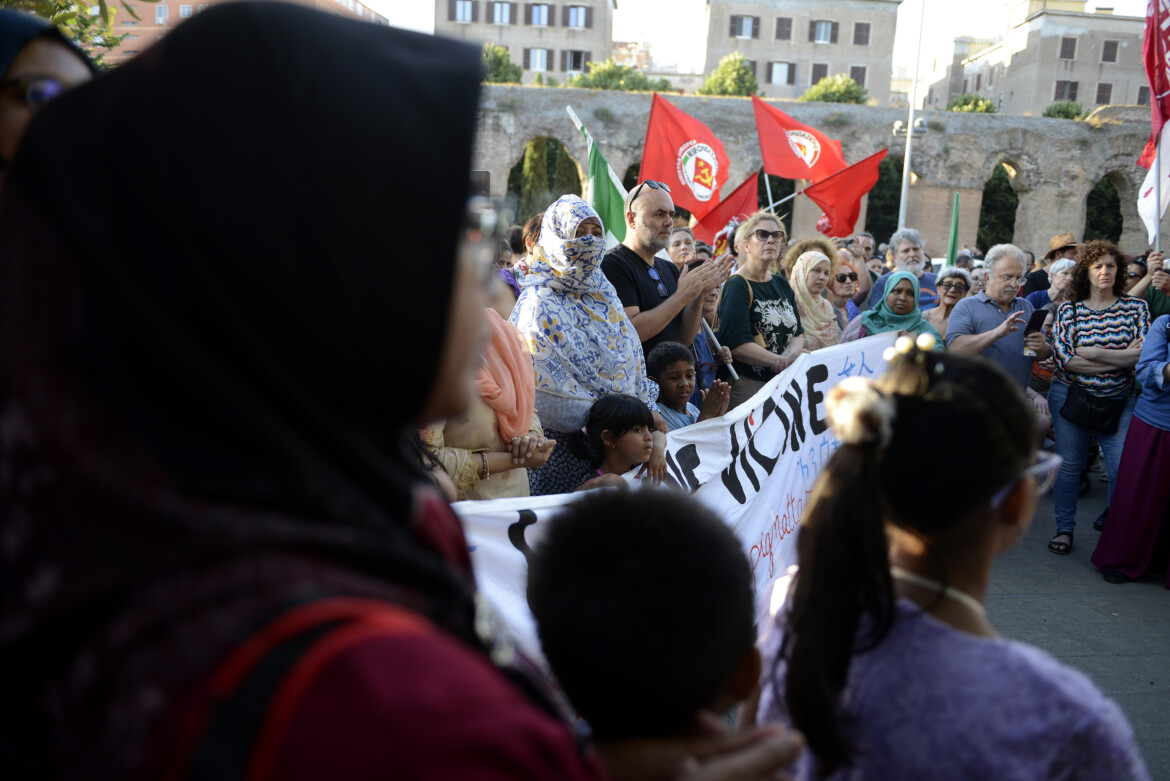 A Roma rispuntano i fascisti in periferia. Ma la gente insorge
