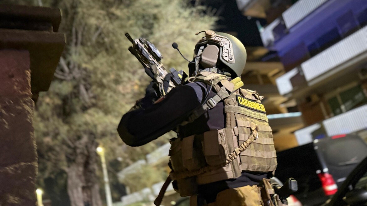 Spaccio, vendette, estorsioni. Gangster a Roma: 16 arresti