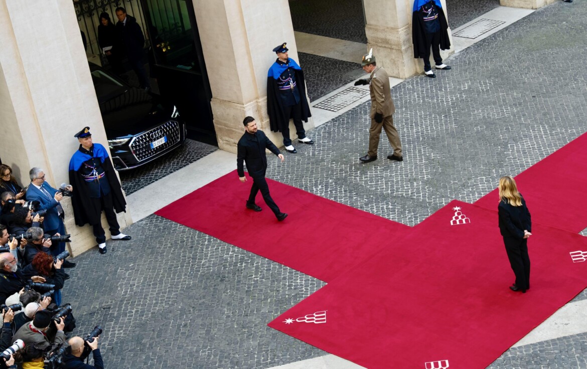 Piano euro ucraino, Trump: «Lui piazzista, loro leader decaduti» Piano euro ucraino, Trump: «Lui piazzista, loro leader decaduti»