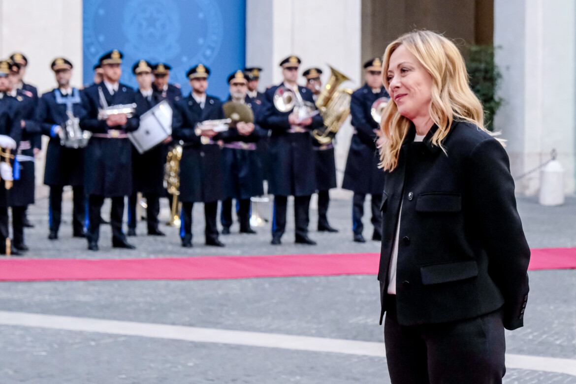 Meloni Zelensky, l’equilibrio di un abbraccio obbligato Meloni Zelensky, l’equilibrio di un abbraccio obbligato