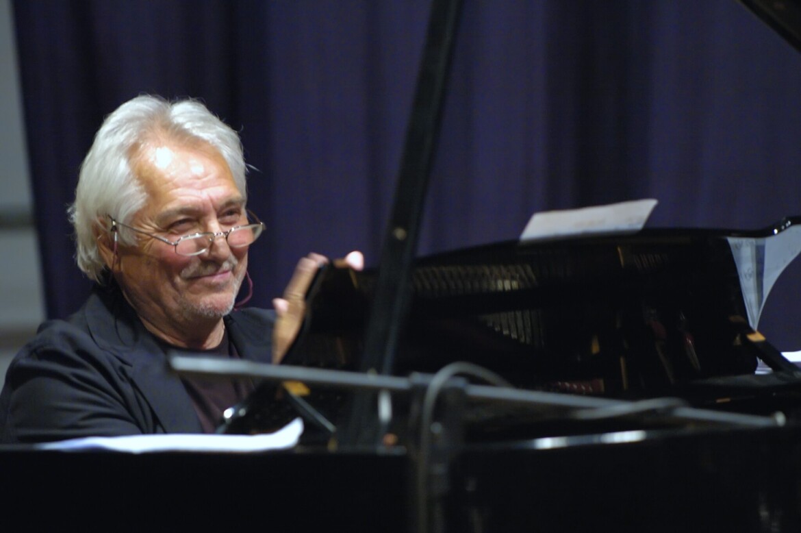 enrico intra incanto sui tasti da Cms.ilmanifesto.it enrico intra incanto sui tasti