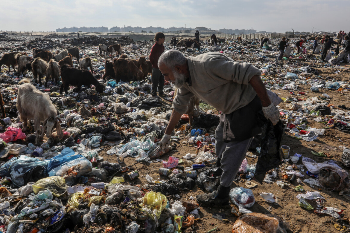 Gaza, rifiuti e macerie. Un disastro che uccide Gaza, rifiuti e macerie. Un disastro che uccide
