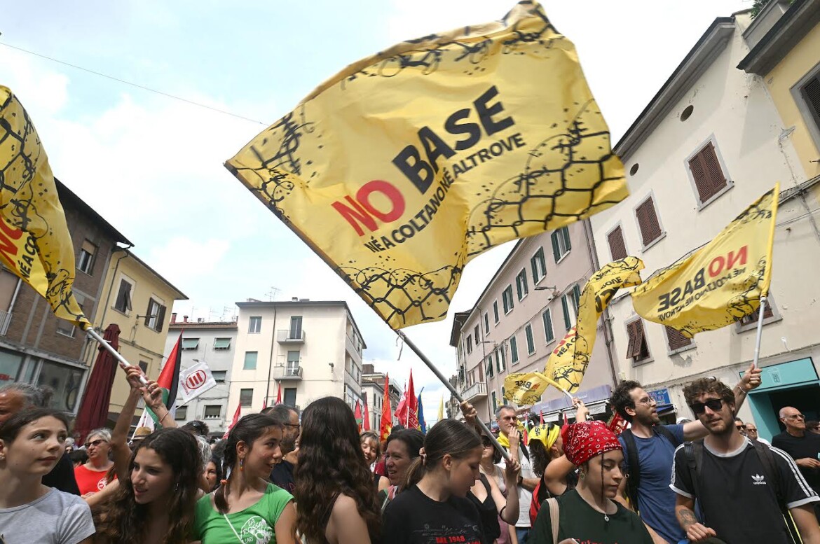 L’altra parata di Pontedera: no alla base e no alla guerra